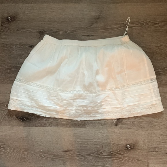 White lace skirt from Urban Outfitters - Picture 2 of 4